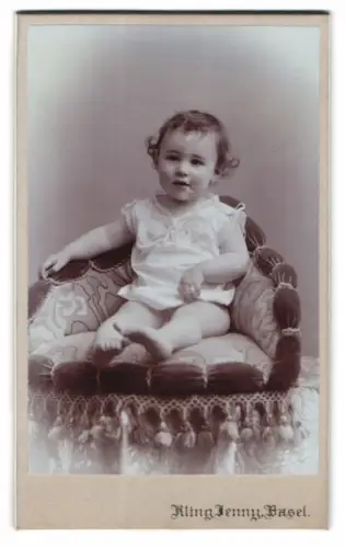 Fotografie Kling Jenny, Basel, Petersgraben 17, Kleinkind auf gepolstertem Stuhl