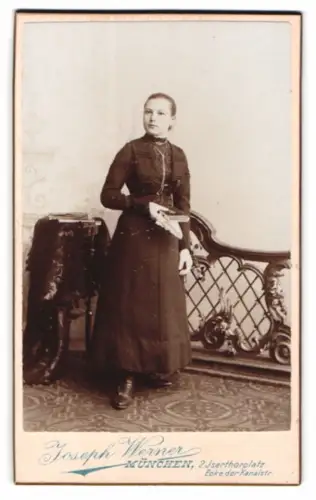 Fotografie Joseph Werner, München, Isarthorplatz 2, Dame mit Buch in elegantem Kleid