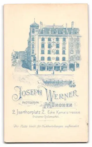 Fotografie Joseph Werner, München, Isarthorplatz 2, Dame mit Buch in elegantem Kleid