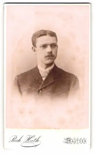 Fotografie Rich. Huth, Bautzen, Schülergasse, Porträt eines jungen Mannes