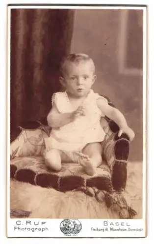 Fotografie C. Ruf, Basel, Steinenthorweg, Kleinkind auf gepolstertem Stuhl