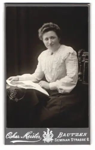 Fotografie Oskar Meister, Bautzen, Seminar Strasse 6, Porträt einer sitzenden Dame