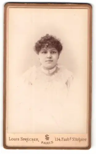 Fotografie Louis Sprecher, Paris, Faub. Saint-Antoine 154, Porträt einer jungen Frau