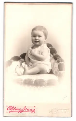 Fotografie Kling Jenny, Basel, Kleines Kind auf gepolstertem Stuhl 1901