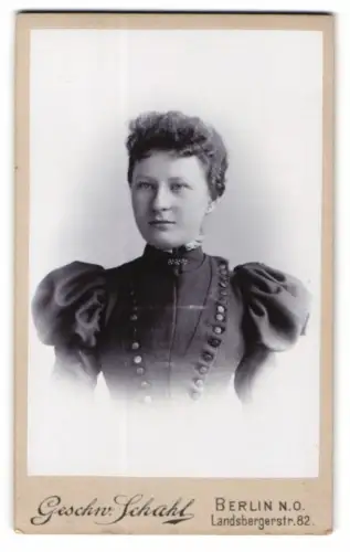 Fotografie Geschw. Schahl, Berlin, Landsbergerstr. 82, Porträt einer jungen Frau