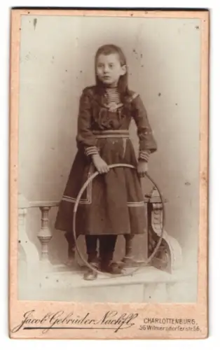 Fotografie Jacob Gebrüder Nachf, Charlottenburg, Wilmersdorfer Str. 56, Mädchen mit Reifen