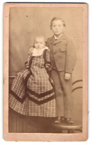 Fotografie Theodor Dümmler, Spandau, Fischerstrasse 9, Junge mit seinem kleinen Geschwisterkind