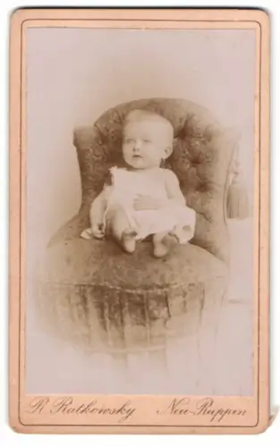 Fotografie Robert Ratkowsky, Neu-Ruppin, Präsidentenstrasse 58, Kleinkind auf Sessel