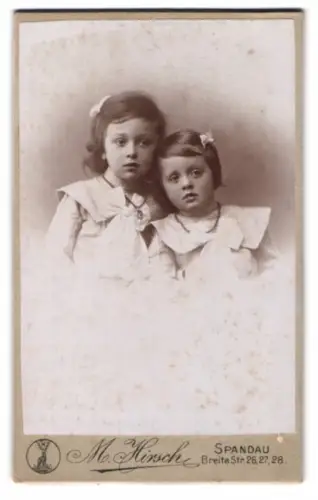 Fotografie M. Hirsch, Spandau, Breite Str. 26, 27, 28, Zwei Kinder mit Schleifen im Haar