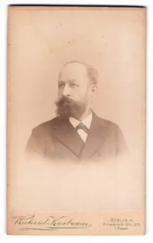Fotografie Richard Kasbaum, Berlin, Friedrich-Str. 125, Porträt eines Mannes mit Bart
