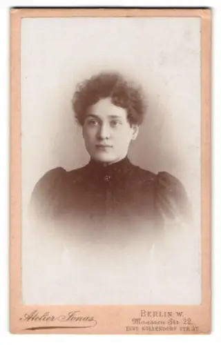 Fotografie Atelier Jonas, Berlin, Maassen-Str. 22, Porträt einer Frau mit elegantem Kleid