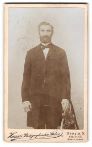 Fotografie Haase`s Photographisches Atelier, Berlin, Bad-Str. 20, Eleganter Herr mit Bart