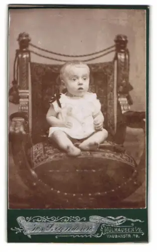 Fotografie Jos. Stegmann, Mülhausen i. E., Vaubanstr. 79, Porträt eines Kleinkindes auf einem Stuhl
