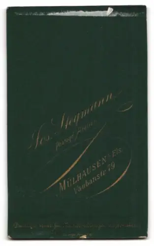 Fotografie Jos. Stegmann, Mülhausen i. E., Vaubanstr. 79, Porträt eines Kleinkindes auf einem Stuhl