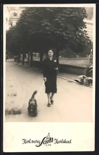 AK Karlsbad, Dame mit Hund