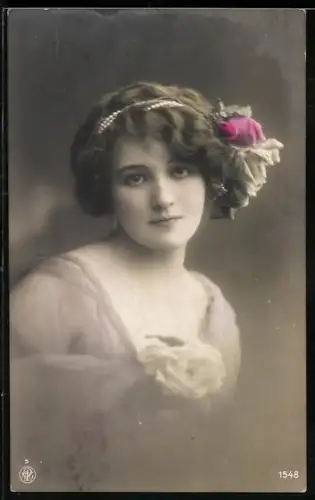 Foto-AK NPG Nr. 1548: Junge Dame mit Perlen und Blume im Haar