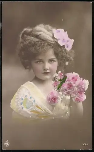 Foto-AK NPG Nr. 3982: Kleines Mädchen mit Blumenstrauss u. Blume im Haar