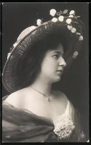 Foto-AK NPG Nr.1327: junge Dame im Hut