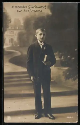 Foto-AK NPG Nr. 7602/1: Konfirmand mit Gesangsbuch vor Herrenhaus-Kulisse, Glückwunsch zur Konfirmation