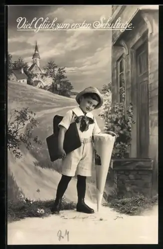 Foto-AK NPG Nr. 7791: Kind mit Schultüte vor einer Ortschaft, Glückwunsch zum ersten Schultag