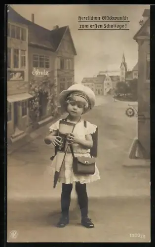 Foto-AK NPG Nr. 1333/3: Kleiner ABC-Schütze vor der Schule, Schultüte, Glückwunsch zum ersten Schultag