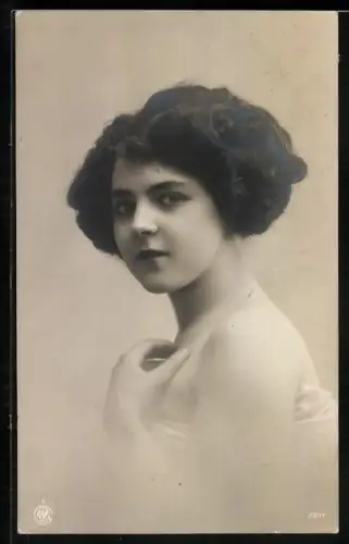 Foto-AK NPG Nr. 2811: Junge Dame im schulterfreien Kleid