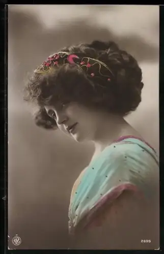 Foto-AK NPG Nr. 2695: Junge Dame mit Haarschmuck