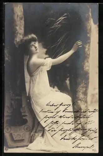 Foto-AK NPG Nr. 111/7: Junges Mädchen zwischen Bäumen, Zither