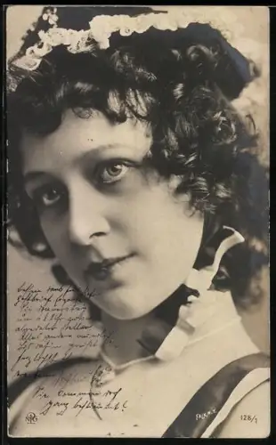 Foto-AK NPG Nr. 128/1: Junges Mädchen mit Kopfbedeckung, Portrait