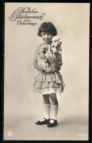 Foto-AK NPG Nr. 7813/5: Kleines Mädchen mit Blumen, Pagenkopf, Geburtstagsgruss
