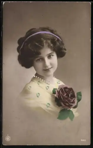 Foto-AK NPG Nr. 2842: Junges Mädchen mit grosser Ansteckrose