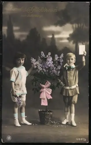 Foto-AK NPG Nr. 12897/2: Kleine Gratulanten mit Flieder und Brief, Geburtstagsgruss