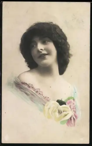 Foto-AK NPG Nr. 3988: Junges Mädchen mit Rose im Dekolletee