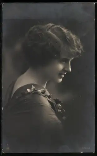 Foto-AK NPG Nr. 12668: Lächelnde junge Dame mit Blumenschmuck