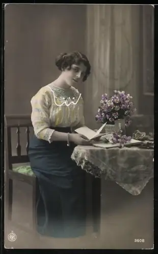 Foto-AK NPG Nr. 3608: Junge Dame bei der Brieflektüre an einem Tisch
