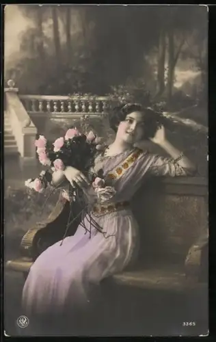 Foto-AK NPG Nr. 3365: Junge Dame mit Blumenstrauss auf einer Parkbank