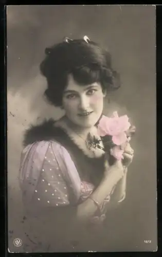 Foto-AK NPG Nr. 1817: Junge Dame mit Pelzkragen und Blume