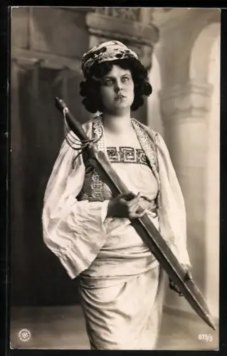 Foto-AK NPG Nr. 875/5: Junge Dame mit Schwert im antiken Kostüm