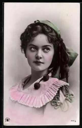 Foto-AK NPG Nr. 327/6: Junges Mädchen mit Kopftuch und Zierkordeln