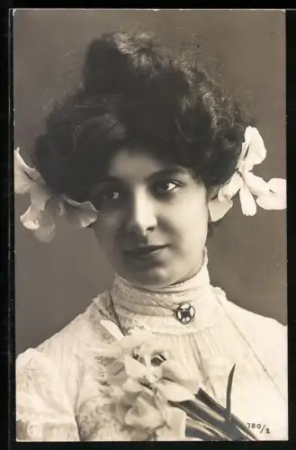 Foto-AK NPG Nr. 180/2: Junge Dame mit Lilienstrauss, Dutt