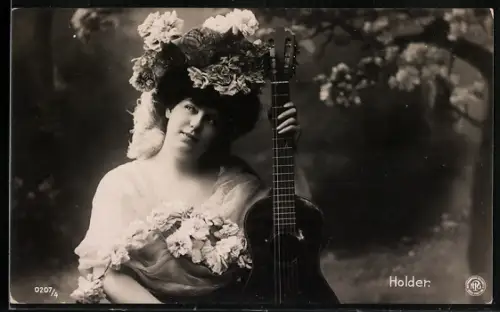 Foto-AK NPG Nr. 0207/4: Junge Dame mit Blumen-Kopfschmuck und Gitarre