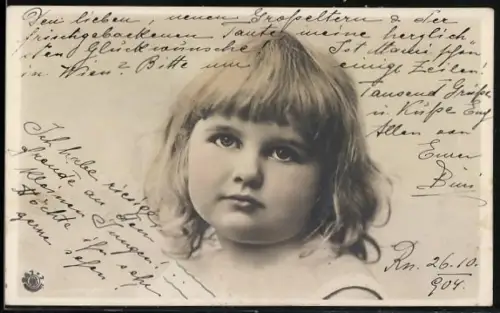 Foto-AK NPG Nr. 247/7: Kleines Mädchen mit Ponyfrisur u. nachdenklichem Blick, Portrait