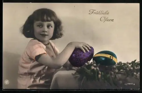 Foto-AK NPG Nr. 7842/3: Kleines Mädchen mit Ostereiern, Ostergruss