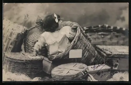 Foto-AK NPG Nr. 135/8: Kleines Mädchen in einem Kob, weitere Körbe u. Schachteln