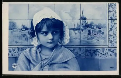 Foto-AK NPG Nr. 497/7: Kleine Holländerin vor Delfter Kacheln