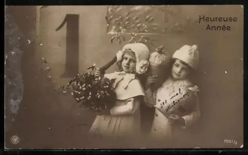 Foto-AK NPG Nr. 7051/3: Zwei kleine Mädchen mit Mützen und Mistelstrauss, Neujahrsgruss