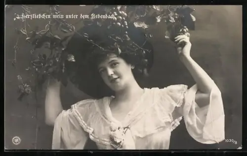 Foto-AK NPG Nr. 1030/8: Junge Dame mit Hut und Weinreben