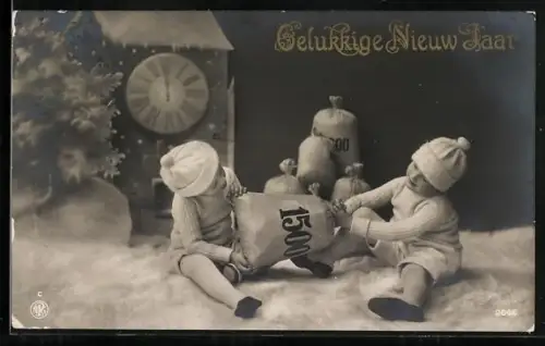 Foto-AK NPG Nr. 2646: Zwei Kinder mit Zipfelmützen beim Spiel mit Geldsäcken, Neujahrsgruss