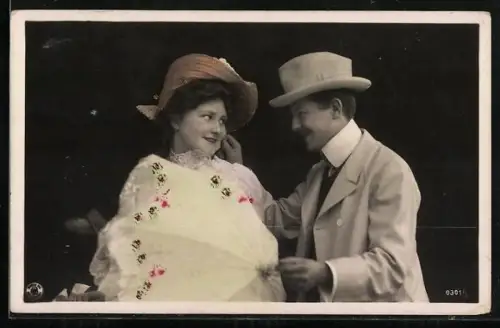 Foto-AK NPG Nr. 0301/5: Elegantes junges Paar beim Flirt, Blumenverzierung