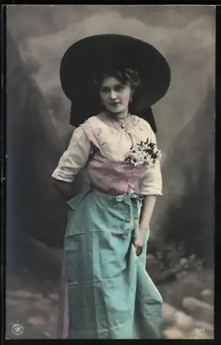 Foto-AK NPG Nr. 1349: Junges Mädchen in Schürzenkleid und Hut, Blumen